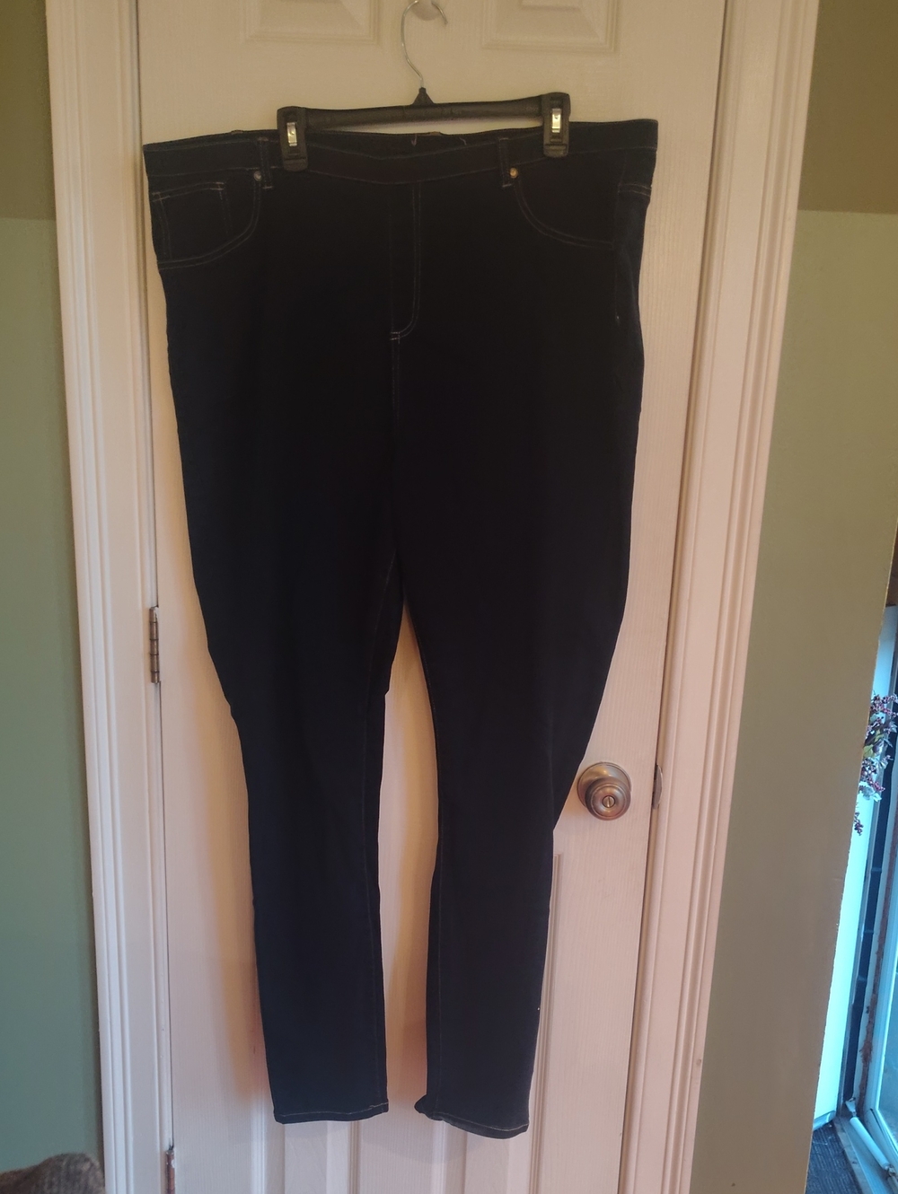 Classic Black Women’s Jeans - Slim Fit